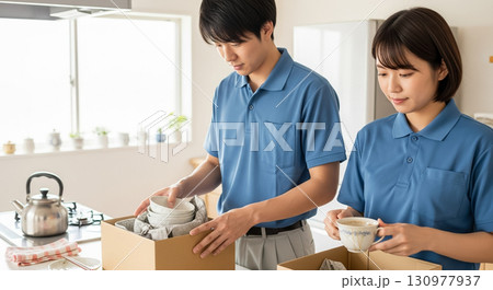 台所で食器を梱包する作業員男女 引越し業者 遺品整理業者 台所で食器を梱包する作業員男女 引越し業者 遺品整理業者 130977937