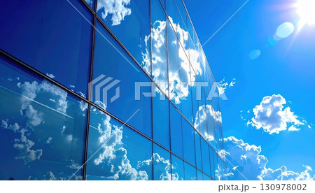 《AI画像》真っ青な青空と白い雲が反射した高層ビルのガラス 130978002