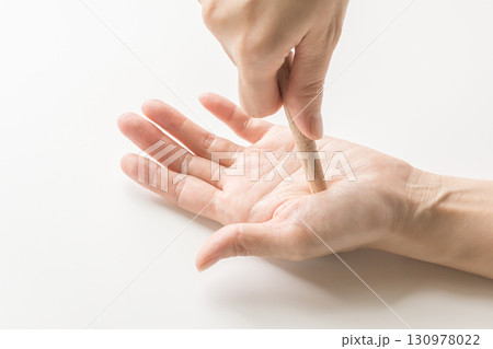 ツボ押し棒で手のツボを押す　写真素材 130978022