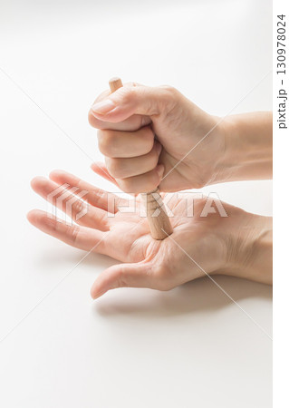 ツボ押し棒で手のツボを押す　写真素材 130978024
