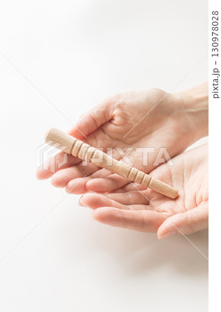 手のひらにツボ押し棒 130978028