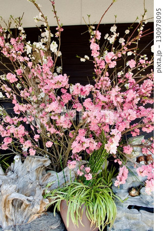 桜と流木の飾り付け 130978095