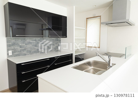 新築住宅のキッチン 130978111