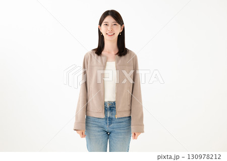デニムを履いた笑顔の若い女性 デニムを履いた笑顔の若い女性 130978212