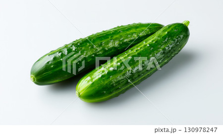 白背景に置かれた新鮮なキュウリ 白背景に置かれた新鮮なキュウリ 130978247