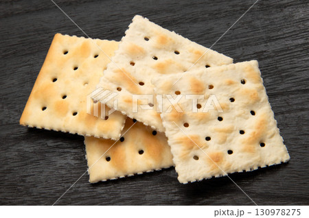 黒背景に四角いクラッカー 130978275