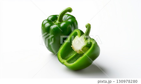 白背景に置かれた新鮮なピーマンとカットしたピーマン 130978280