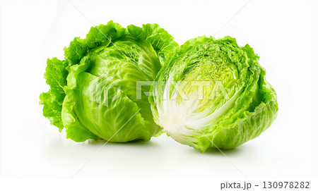 白背景に置かれた新鮮なレタスとカットしたレタス 白背景に置かれた新鮮なレタスとカットしたレタス 130978282