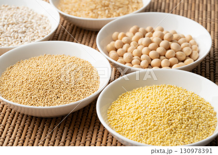お皿に入れて並べた五穀（玄米、大豆、麦、粟、黍） 130978391