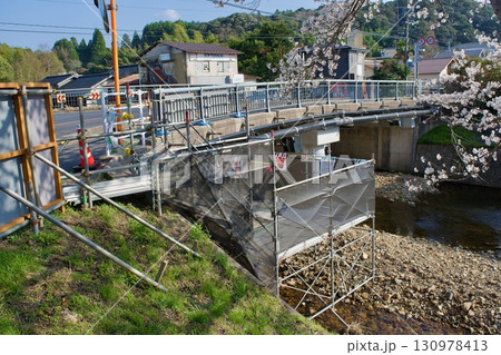 小さな橋の補修工事の様子 130978413