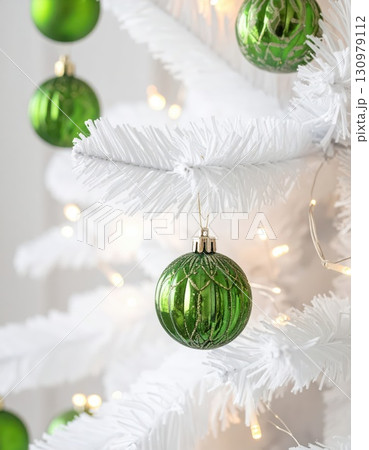 《AI画像》緑色のオーナメントで飾りつけた白いクリスマスツリー 《AI画像》緑色のオーナメントで飾りつけた白いクリスマスツリー 130979112