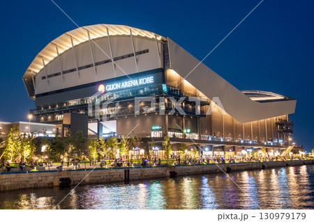 ライトアップされた夜のジーライオンアリーナ神戸 130979179