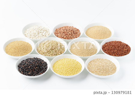 白背景に並べた色々な種類の雑穀 白背景に並べた色々な種類の雑穀 130979181
