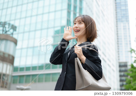 スーツを着た若い女性 130979306