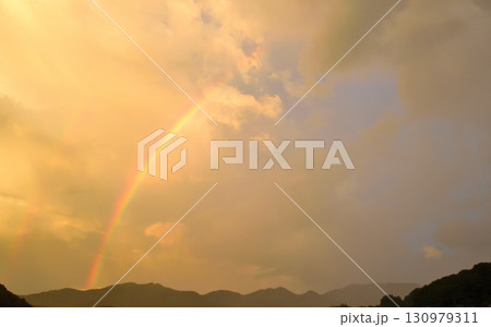雨上がりの夕景、虹 130979311