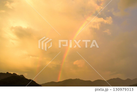 雨上がりの夕景、虹 130979313