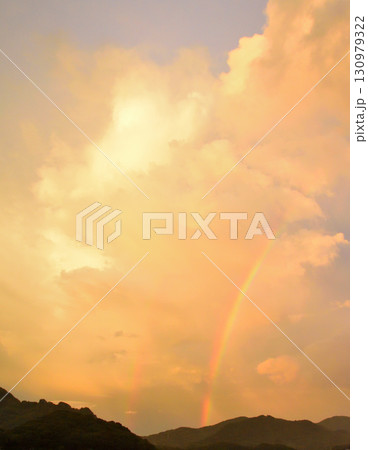 雨上がりの夕景、虹 雨上がりの夕景、虹 130979322