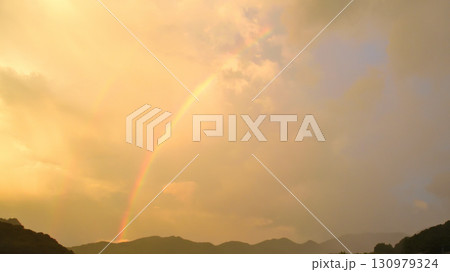 雨上がりの夕景、虹 130979324