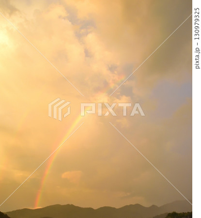 雨上がりの夕景、虹 130979325