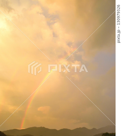 雨上がりの夕景、虹 雨上がりの夕景、虹 130979326