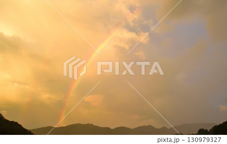 雨上がりの夕景、虹 130979327