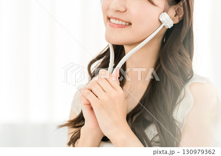 美顔ローラーを使ってマッサージするアジア人女性 美顔ローラーを使ってマッサージするアジア人女性 130979362