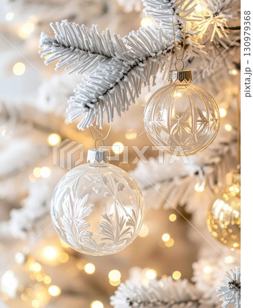 《AI画像》オーナメントで飾りつけた白いクリスマスツリー 《AI画像》オーナメントで飾りつけた白いクリスマスツリー 130979368