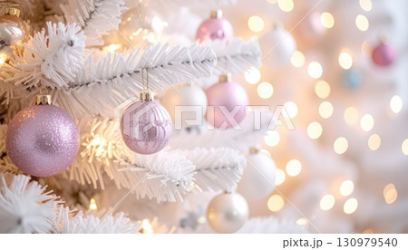 《AI画像》パステルカラーのオーナメントで飾りつけた白いクリスマスツリー 《AI画像》パステルカラーのオーナメントで飾りつけた白いクリスマスツリー 130979540