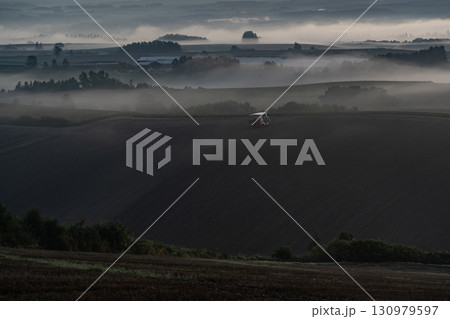 朝霧の大地 130979597