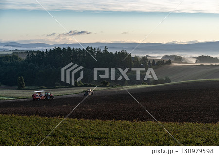 朝霧の大地 130979598