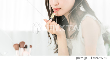 メイクをする若いアジア人女性(口紅・ルージュ・グロス・リップ) メイクをする若いアジア人女性(口紅・ルージュ・グロス・リップ) 130979740