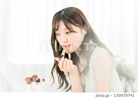 メイクをする若いアジア人女性（口紅・ルージュ・グロス・リップ） 130979741