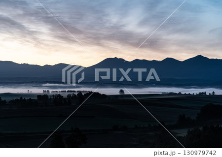 朝焼けの大地 130979742