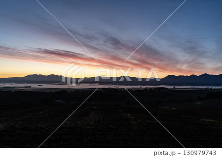 朝焼けの大地 130979743