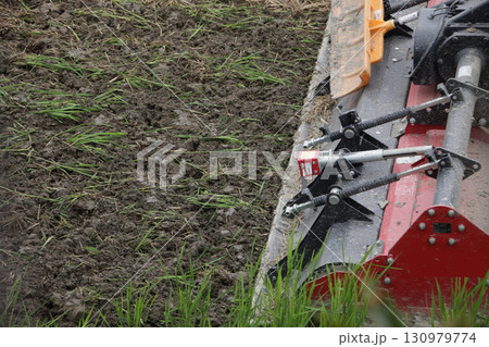 稲刈り後のトラクター作業　ロータリー耕 130979774