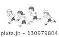 競争している子どもたちのモノクロイラスト 130979804