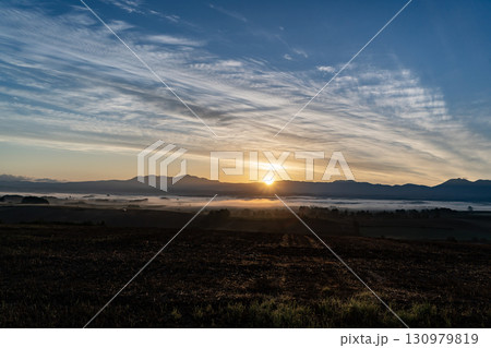 朝焼けの旭岳 130979819