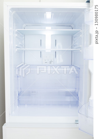 冷蔵庫 130980175