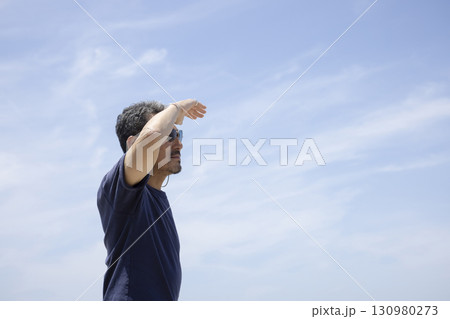 国内旅行を楽しむかっこいいミドル男性 130980273