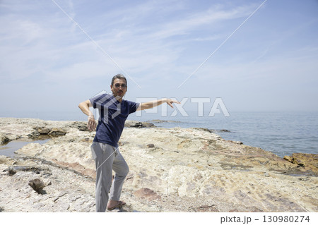 国内旅行を楽しむかっこいいミドル男性 国内旅行を楽しむかっこいいミドル男性 130980274