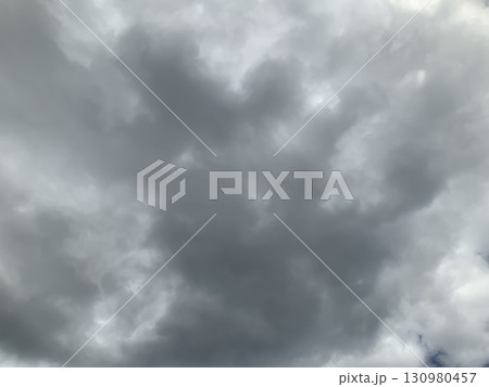 雲の空き間を抜けると向こうは青空 雲の空き間を抜けると向こうは青空 130980457