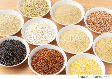 お皿に入れて並べた色々な種類の雑穀 130980667