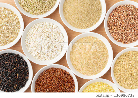 お皿に入れて並べた色々な種類の雑穀 130980738