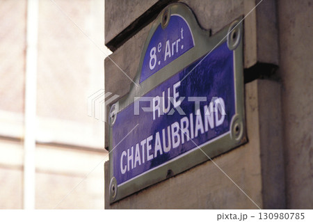 パリの街角 壁に埋め込まれた通名プレート 130980785