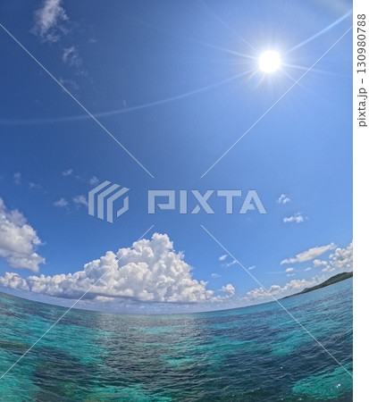 海と空と白い雲、夏休みの風景 130980788