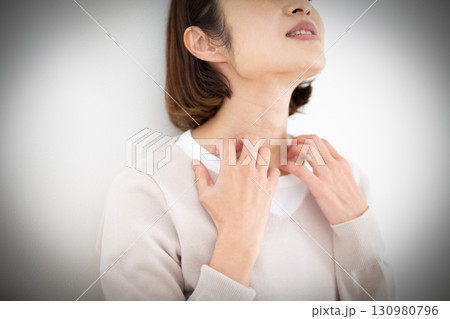 体の痒みに苦しむミドル女性 130980796