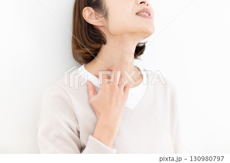 体の痒みに苦しむミドル女性 130980797
