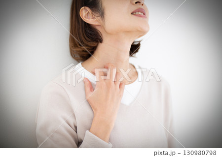 体の痒みに苦しむミドル女性 130980798