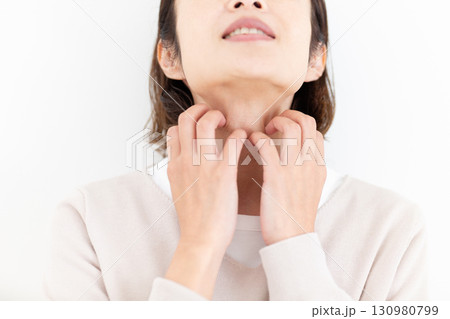 体の痒みに苦しむミドル女性 130980799