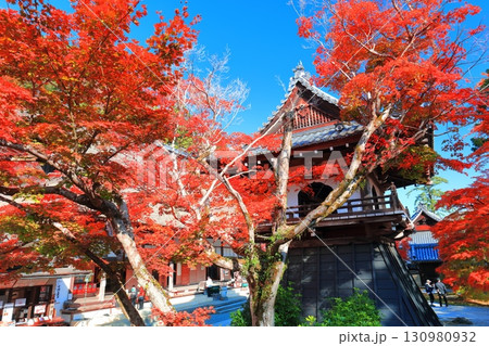 【滋賀県】晴天の永源寺の紅葉（鐘楼） 130980932